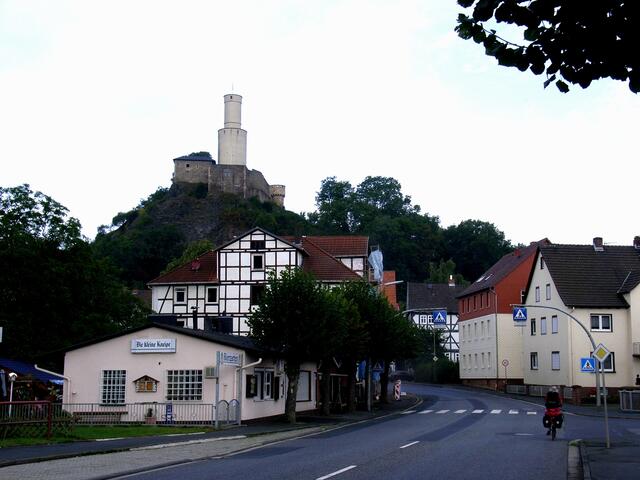 Markanter Blickfang: der Turm der Burg Felsberg.
