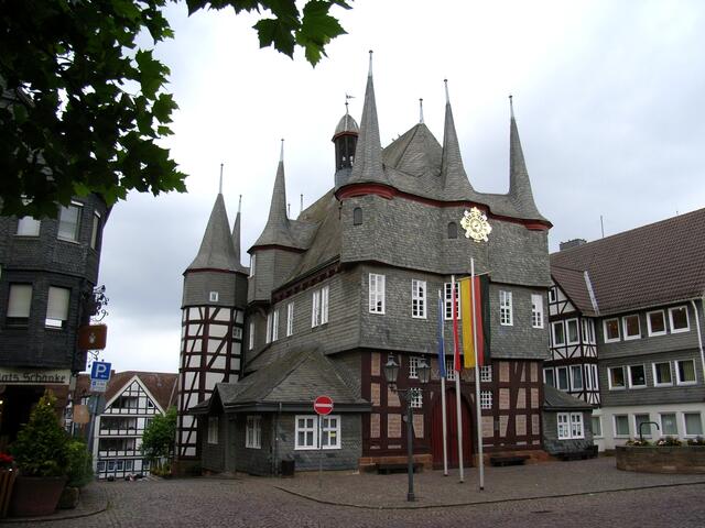 Liegt am Ederradweg: das berühmte Frankenberger Rathaus mit den zehn Türmen.