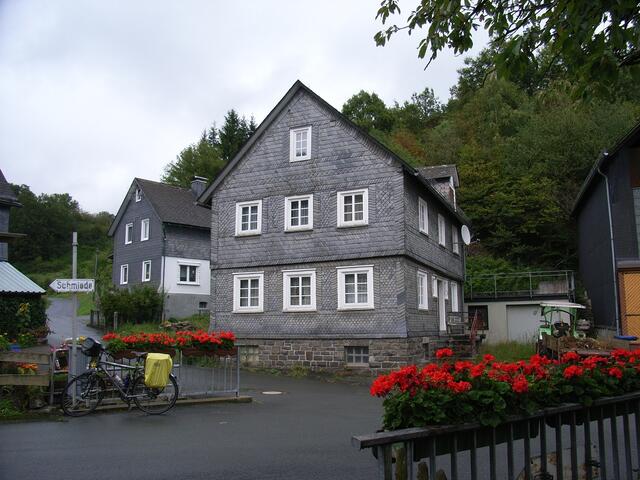 Im Siegerland findet man viele mit Schiefer verkleidete Häuser wie hier in Arfeld (Bad Berleburg).