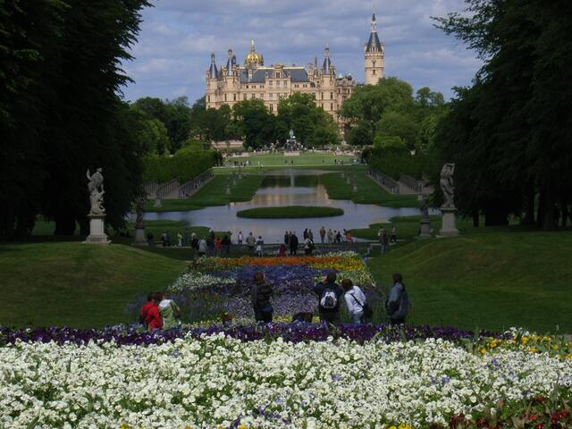 Beeindruckend: Blick auf das Schweriner Schloss während der Bundesgartenschau 2009.