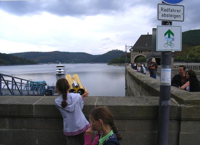 Sehenswert: die Edertalsperre, im Hintergrund Schloss Waldeck.
