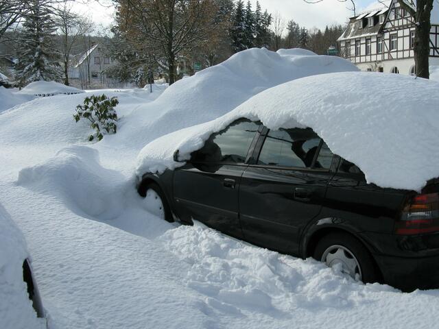 Auto und Schneeberge