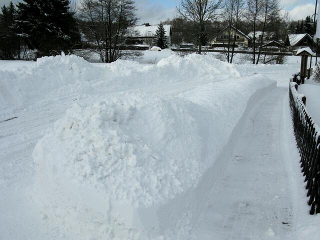 Schneemassen an der Straße