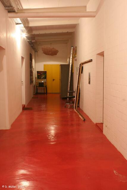 Yellow 'n' red.Der Flur vor dem Studio.