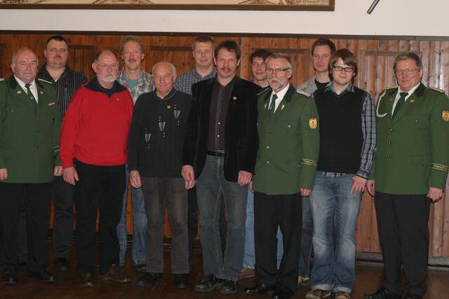 Geehrte und neue Vorstandsmitglieder, hier mit Vorsitzendem Gerhard Drunk (rechts).