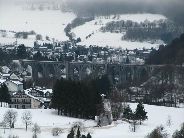 Blick auf die Eisenbahnbrücke