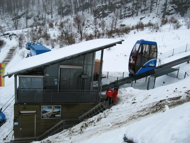 Die Standseilbahn bringt Skispringer zur Schanze.