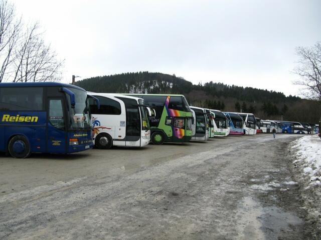 Viele Busse sind schon da.