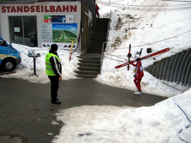 Der Tunnelausgang führt zur Standseilbahn.