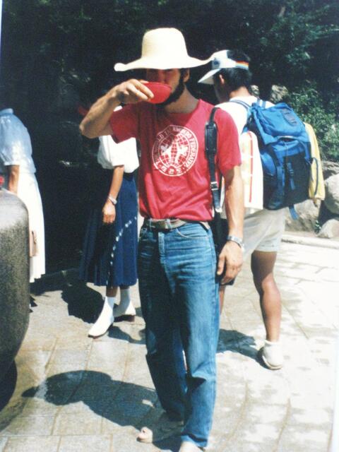 Ali trinkt heiliges Quellwasser in Korea 1985