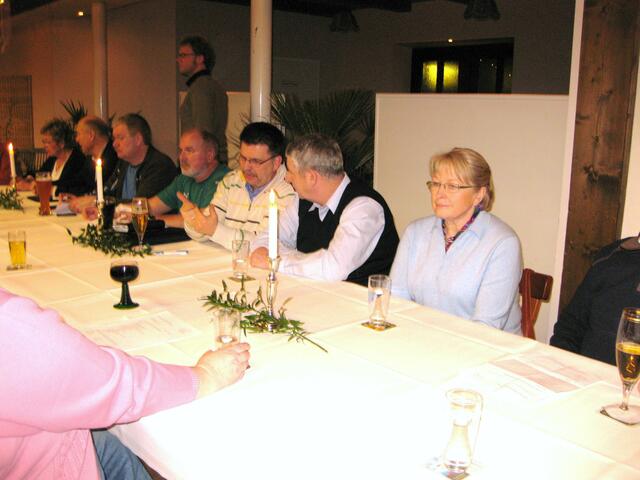 Der Ortsbürgermeister Heinrich Bührinhg ( 2. v. re.) und Norbert Vanin , beide Mitglieder im Verein tauschen sich angeregt über den positiven Verlauf des Abends aus