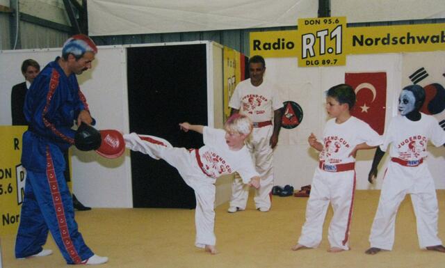Ali mit seinen Schülern auf der Donau-Ries-Messe