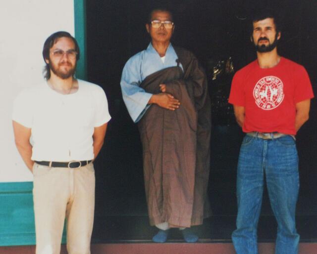 Dr. Norbert Mosch, Mönch des Klosters und Ali (von l. n. r.), Aufnahme des Bildes in Korea 1985