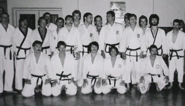 Schwarzgurte aus Deutschland und Amerika (GM zweite von rechts stehend, neben Kwon)