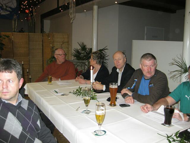 Werner Hübner ( 2. v. li.), Margret Dehning ( 3. v. li.), Georg Beu ( 4. v. li.) und Jörg Hannemann ( 5. v. li.; 1. Vorsitzende der DLRG Ortsgruppe Hänigsen )