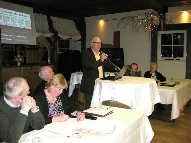 Der Bürgermeister der Gemeinde Uetze Werner Backeberg informiert zur Situation der Freibäder