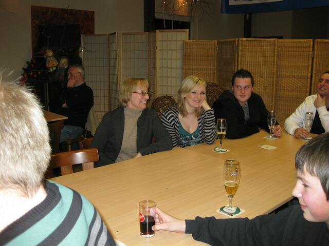 Gertraud Eberl ( 1. v. li.) war die eifrigste Helferin im Jahr 2009