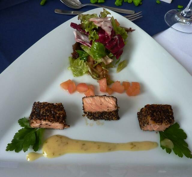 Kurz gebratener Lachs mit Pfefferkruste, Feldsalat und Limetten-Honig-Vinaigrette
