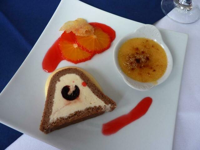 Vanilleparfait im Bisquitmantel mit Sauerkirschkern, Mocca Crème brulée, Gewürzorangen und Amarettosabajone