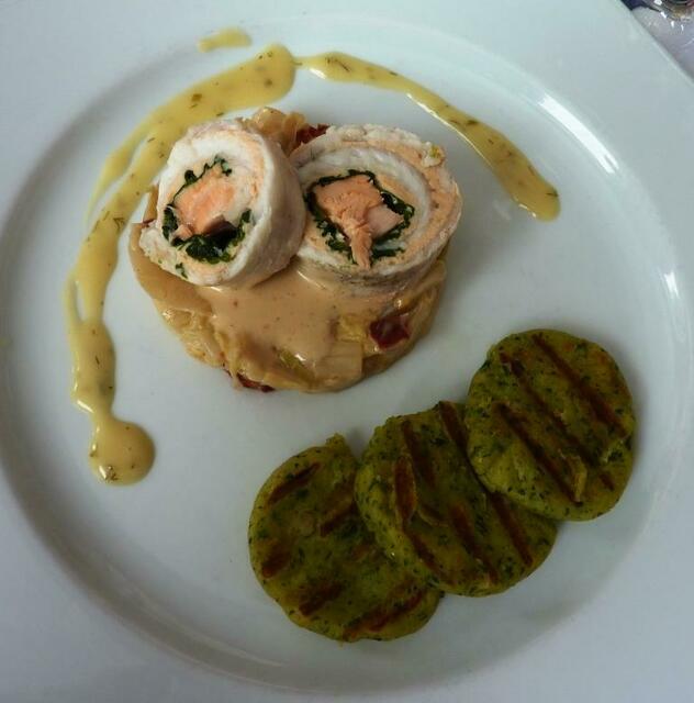 Pochierte Schollenroulade mit Lachskern, Dill-Senf-Sauce, Chinakohl á la Creme und Kartoffelkräuterplätzchen