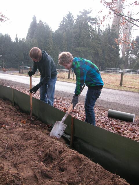 Die Folie muss tief genug im Boden sitzen