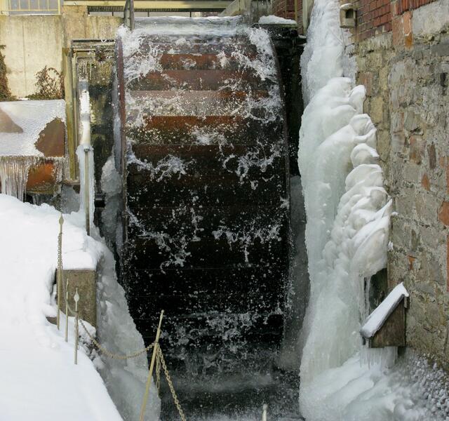 Salzböde und Mühlrad mit Eisgebilden