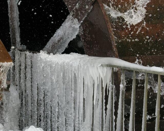 Salzböde und Mühlrad mit Eisgitter