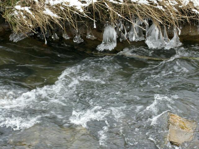 Salzböde und klares Wasser mit schönen Eisgebilden