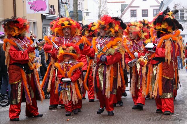 Farbenfrohe Gewänder - die Burgauer Schalmeien