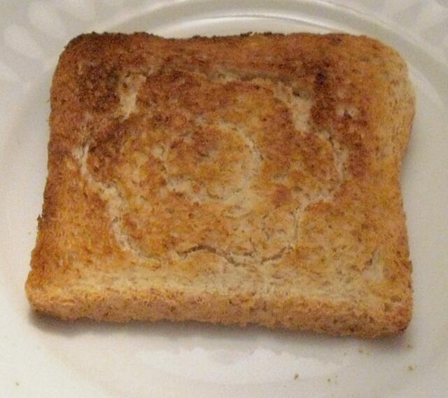 Toast mit Blüte