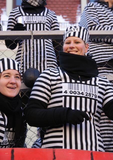 Faschingsumzug Fredberg 2010: Gut gelaunte Knastdamen brachten die Maibaumfreunde Gallenbach Sulzbach mit