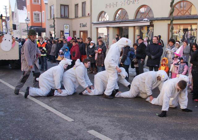 Faschingsumzug Fredberg 2010: Lustiges Schaftreiben rund um den Wagen der Laimeringer Hüttn