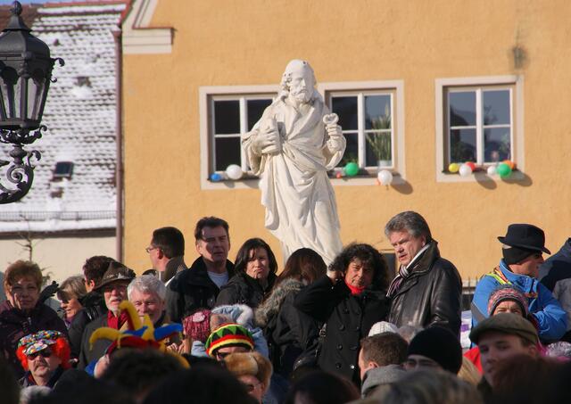 Faschingsumzug Fredberg 2010: Feiern unter heiligem Schutz