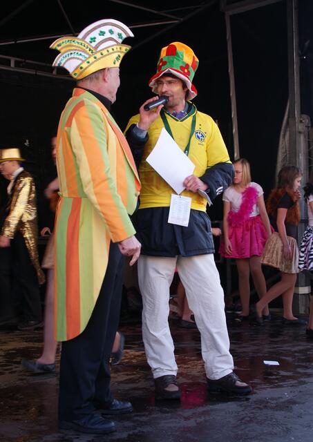 Frank Büschel (rechts) gibt die Besten Wagen des Umzugs bekannt