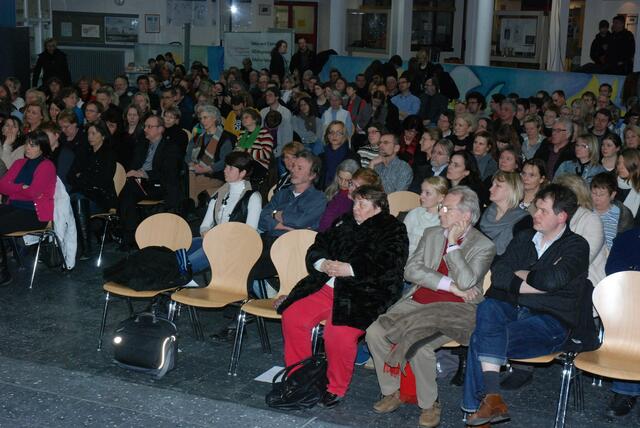 Über 200 Menschen verfolgen die diskussion in der IGS Linden.
