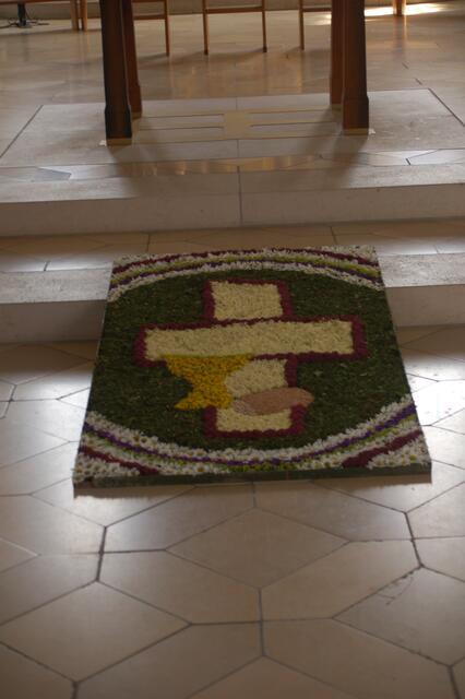 Ein Blumenteppich gehört an Fronleichnam natürlich durch die Kolpingsfrauen dazu