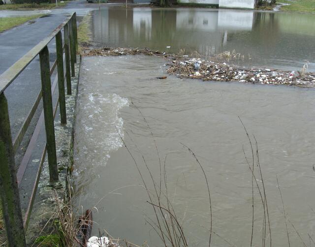 Hochwasser an der Salzböde und das Treibgut vor der Brücke