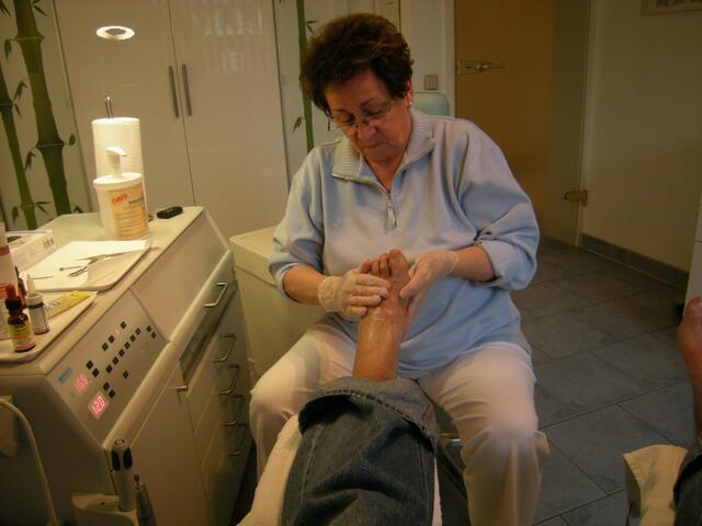 Noch eine letzte Harnstoff-Feuchtigkeitscreme  bei  trockenem Fuß.