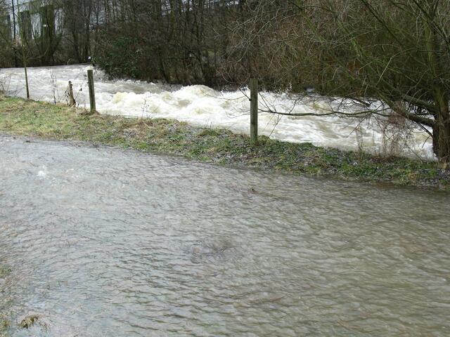 Hochwasser an der Salzböde, die große Fischtreppe im Bereich Erdhausen