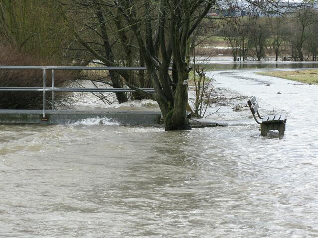 Hochwasser an der Salzböde, Landunter am Radweg