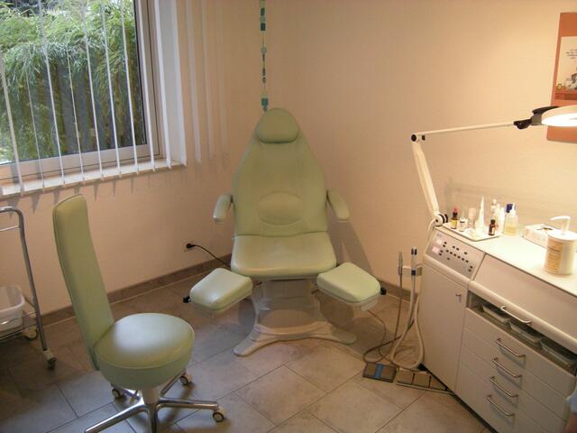 Der I. Stuhl und Arbeitsgeräte.