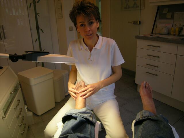 Tochter Britta mit Urkunde., darf auch behandeln.