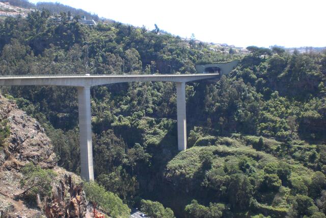 Diese Brücke zerbrach in zwei Teile.