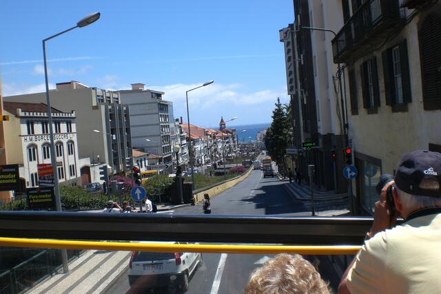 An dieser Straße ist links ein Kanal, der sonst trocken liegt und mit Pflanzen überwuchert ist reichte nicht aus um den Schlamm aufzunehmen.