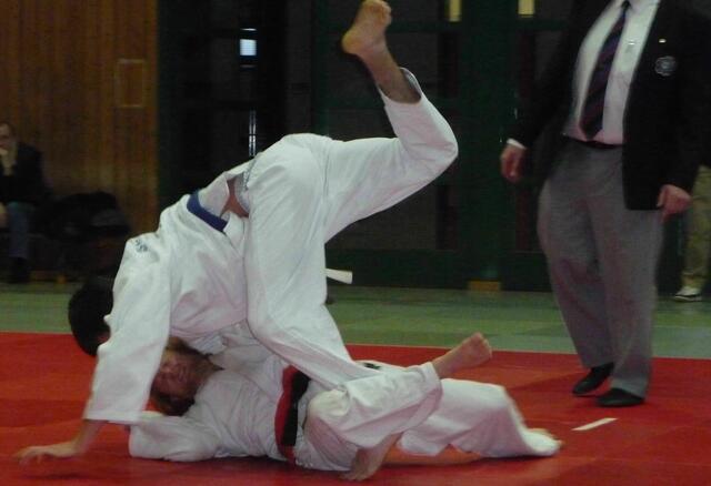 Schütz (unten) wirft mit Yoko Sutemi Waza