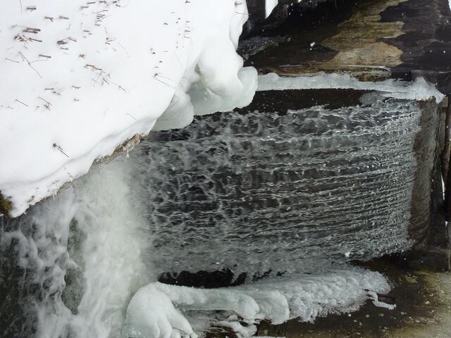 Wasser-Fall und Tropfen sowie Schnee: interessant für Chaosforscher. Bild W.H. - Mühle im Salzbödetal (Mornshausen).