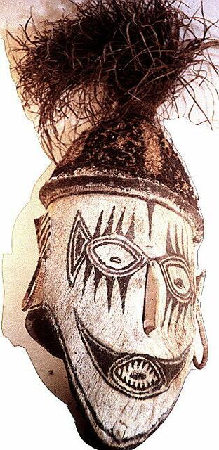Nur aus vergänglichem Pflanzenmaterial ist diese Geistermaske aus der Südsee(Neubritannien) gemacht.