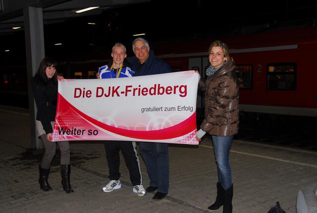 Gleich bei der Ankunft am Bahnhof wurde Stefan Gorol mit seinem Trainer Heinz Schrall von einer Delegation der DJK Friedberg empfangen.