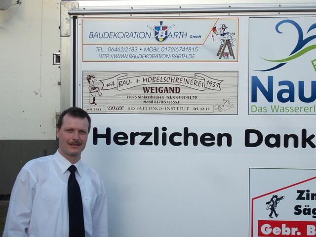 Karl-Heinz Weigand neben seiner Werbefläche