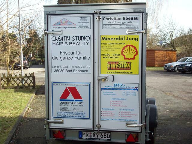 Die Werbepartner auf der Rückseite des Anhängers